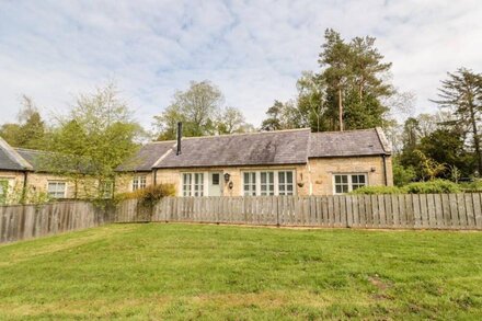 KIZZIE COTTAGE, pet friendly, with open fire in Warkworth