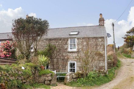 ROSE COTTAGE, pet friendly, character holiday cottage in St Just