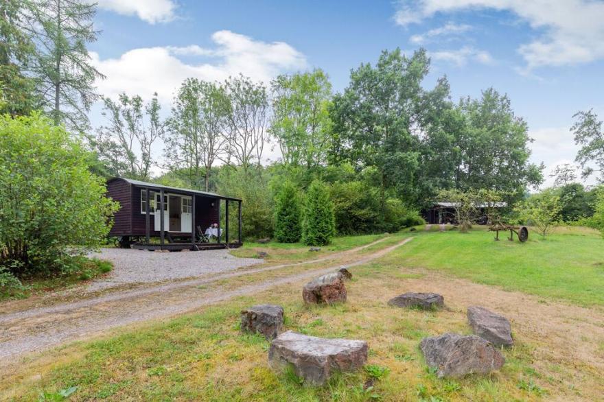 SHEPHERD'S HUT, country holiday cottage in Honiton