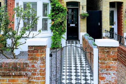 Chichester City Centre Home by Canal with garden.