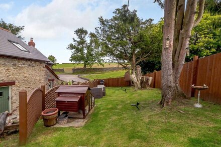 CANER BACH LODGE, pet friendly, with a garden in Blackmill