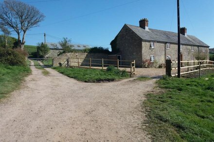 Hedgerow Cottage - Stone cottage in idyllic location