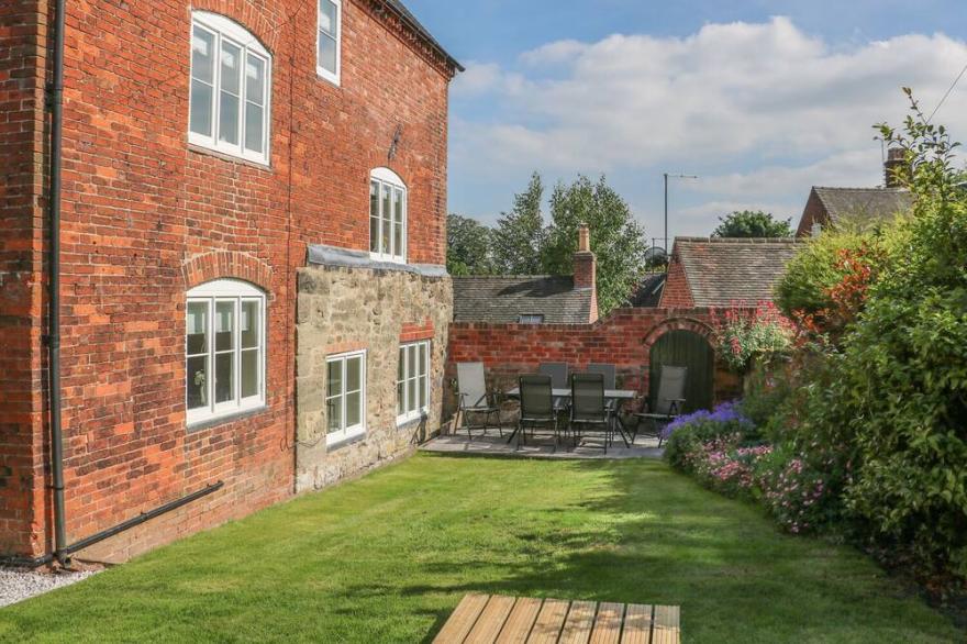 FIRTREE COTTAGE, With Open Fire In Ashby-De-La-Zouch