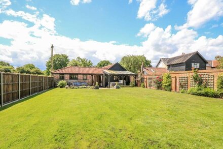 HARGATE FARM BARN, pet friendly, with hot tub in Old Buckenham