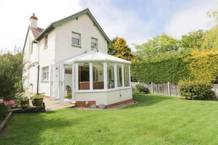 APPLEGARTH, pet friendly, character holiday cottage in Cloughton