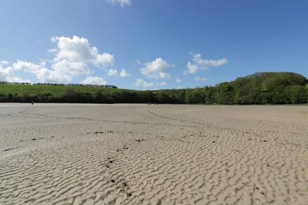 ESTUARY VIEW, pet friendly, country holiday cottage in Newquay