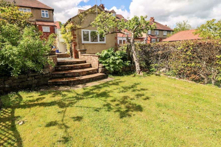 GARDEN COTTAGE, romantic, with a garden in Ilkley