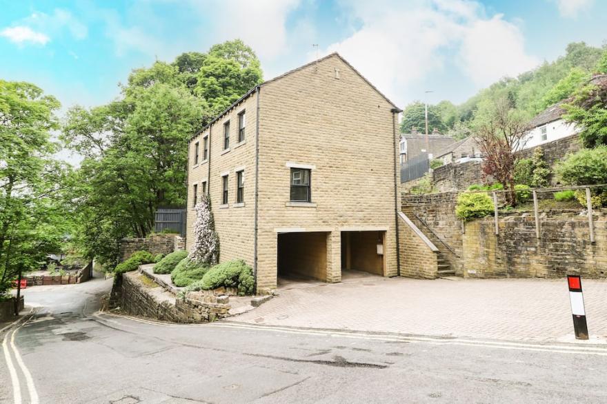 VICTORIA HOUSE, Family Friendly, With A Garden In Holmfirth