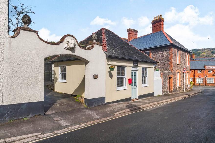 HARDINGS COTTAGE, romantic, with a garden in Minehead