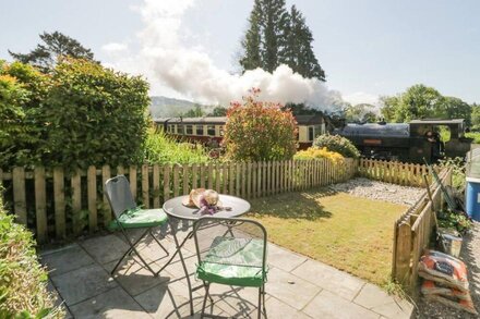 7 RAILWAY COTTAGES, pet friendly, with open fire in Newby Bridge