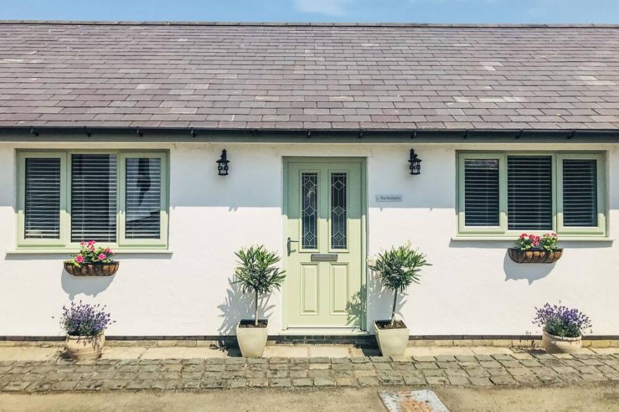 ORCHARD COTTAGE, Family Friendly, Luxury Holiday Cottage In Halkyn