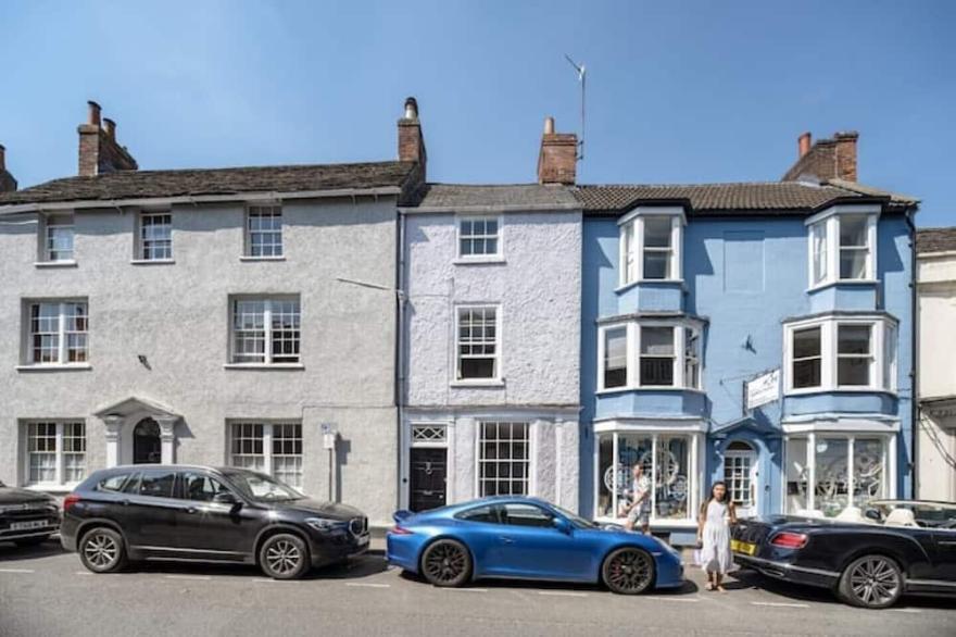 Stylish 4-Bedroom Townhouse In The Heart Of Bruton