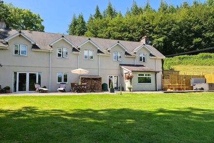 4 bedroom accommodation in Llandeilo