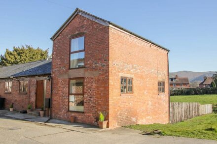 OLD HALL BARN 2, pet friendly, with hot tub in Church Stretton