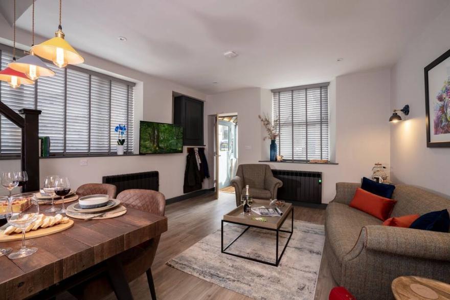 Stunning Home with Sky TV & Parking, by LetMeStay