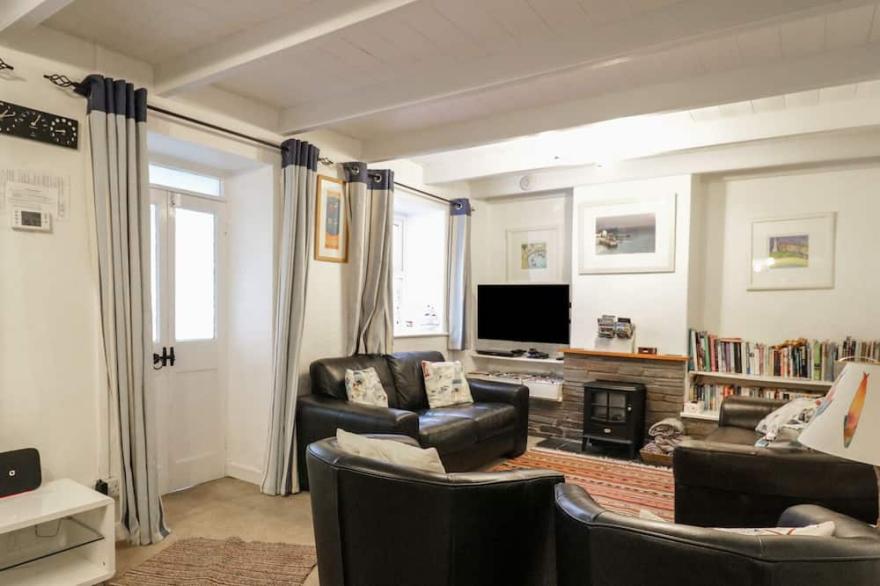 DAISY COTTAGE, pet friendly, with a garden in Perranporth