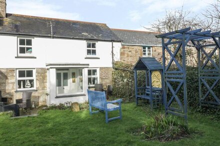 DAISY COTTAGE, pet friendly, with a garden in Perranporth