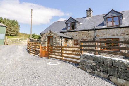 YR HEN STABAL, character holiday cottage in Trawsfynydd