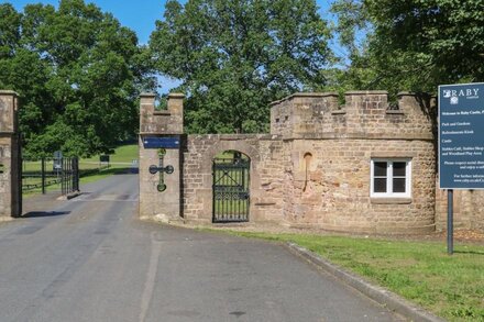 FIELD VIEW APARTMENT, pet friendly, with open fire in Barnard Castle