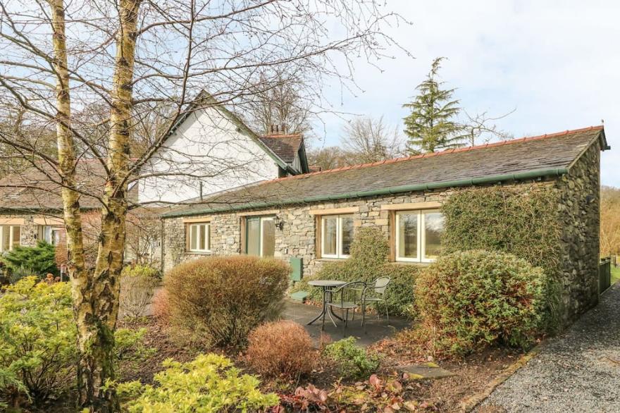 APPLE TREE COTTAGE, with a garden in Troutbeck Bridge