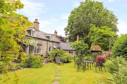 EYTON COTTAGE, family friendly, character holiday cottage in Corwen