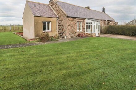 THE RETREAT, pet friendly, with pool in Embleton