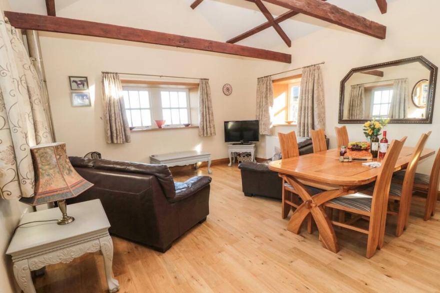 STABLE D'OR, family friendly, with pool in Embleton