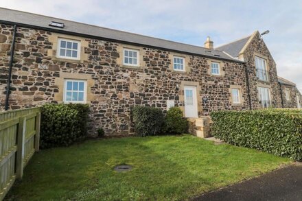 LOW CROFT, pet friendly, with pool in Embleton