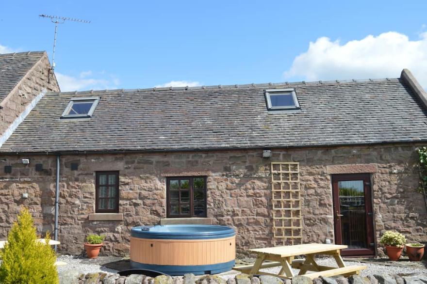 CURLEW BARN, Pet Friendly, With Hot Tub In Bottomhouse