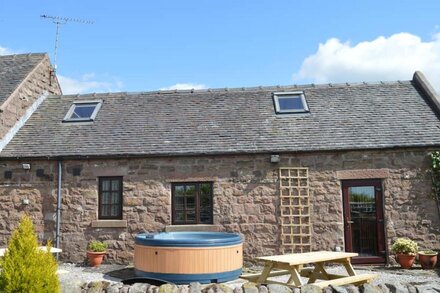 CURLEW BARN, pet friendly, with hot tub in Bottomhouse