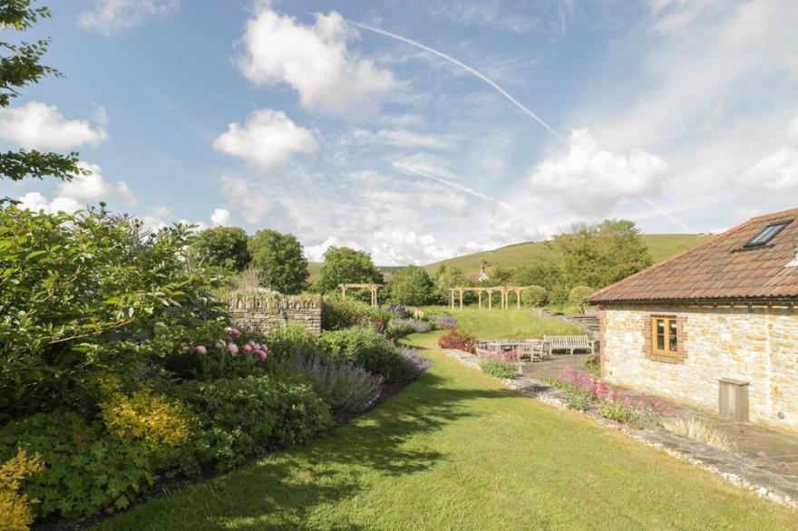 MIDDLE FARM ANNEX, family friendly, with open fire in Long Bredy