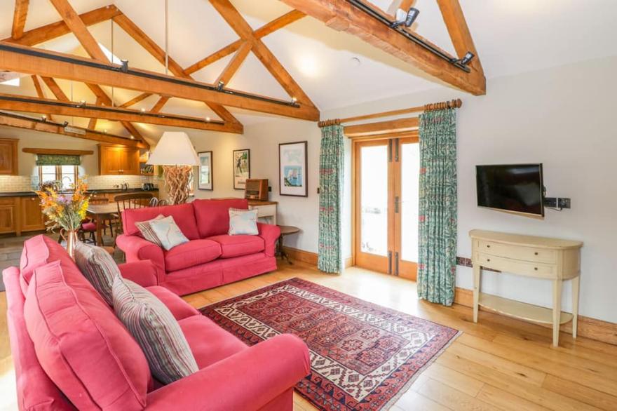 MIDDLE FARM ANNEX, family friendly, with open fire in Long Bredy