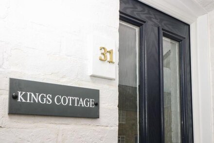 KINGS COTTAGE, family friendly, with a garden in Cowes