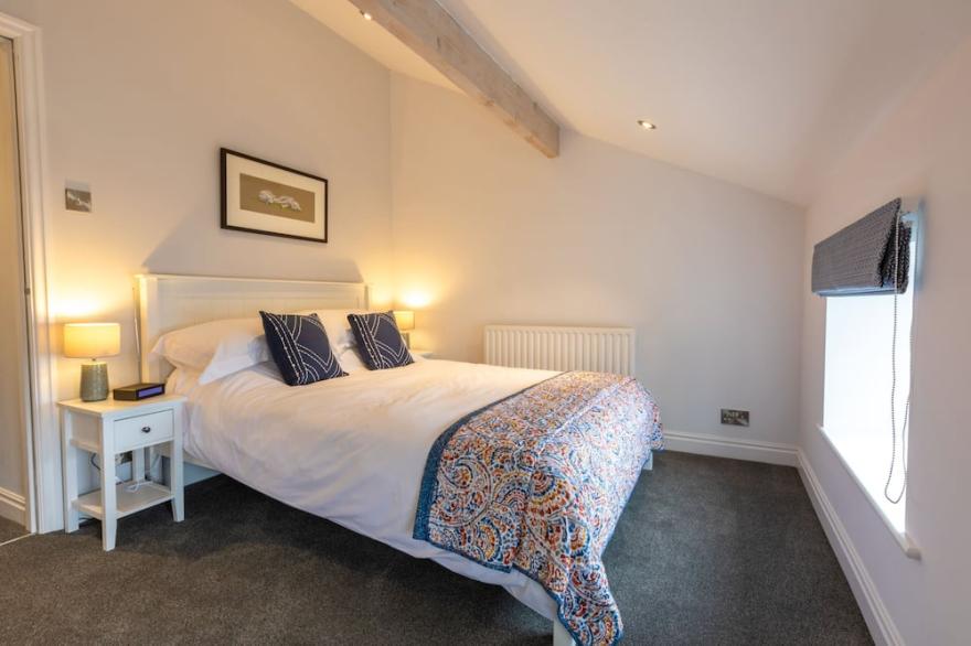 3 level detached townhouse/ 2bedrooms/ living area
