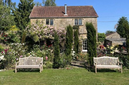 HAM COTTAGE, pet friendly, with open fire in South Petherton