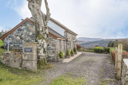 BEECH TREE COTTAGE, pet friendly, with open fire in Waunfawr