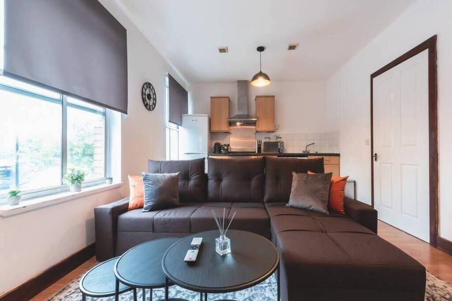 Noir - 2 Bedroom Flat - Sleeps 5 with Parking