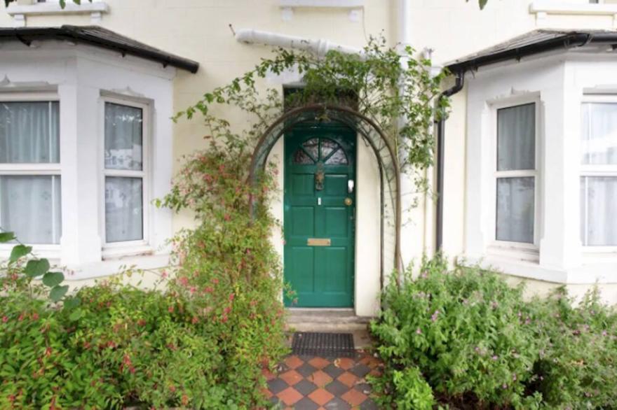 Pass The Keys | Charming, Victorian 3BR Garden Home - Oxford