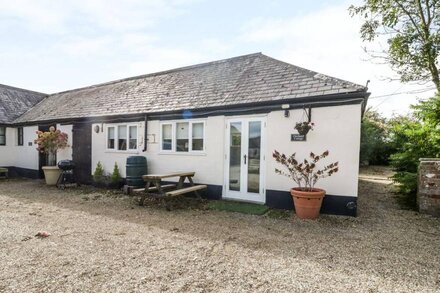 ORCHARD COTTAGE, pet friendly, with a garden in Shaftesbury