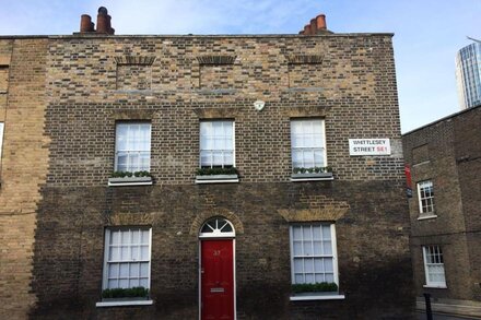 Georgian House on a very quiet and historic street w/ Garden & Tempur Beds