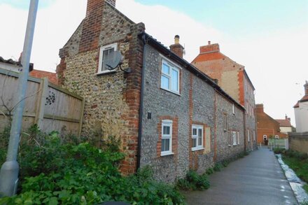 This quirky, flint faced, old fisherman's cottage provides everything you will need for a cosy seasi