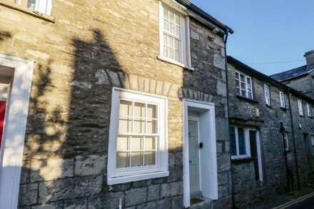 CAPTAIN'S COTTAGE, pet friendly, character holiday cottage in Kendal