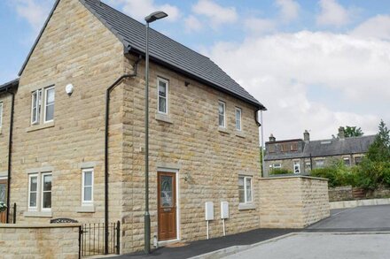 2 bedroom accommodation in Glossop