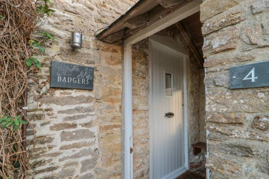 BADGERS COTTAGE, pet friendly, with open fire in Chickerell