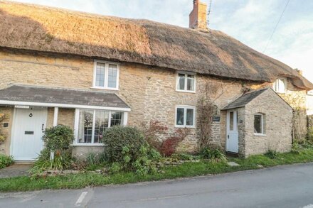 BADGERS COTTAGE, pet friendly, with open fire in Chickerell