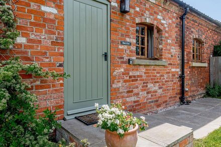 BARN END, family friendly, character holiday cottage in Saxilby