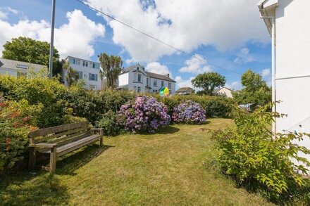 ATLANTIC WAVES, family friendly, with a garden in Carbis Bay