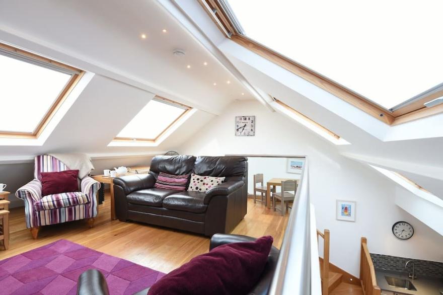 THE SAIL LOFT, Pet Friendly, Character Holiday Cottage In St Ives
