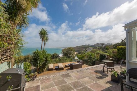 THE BREAKERS, pet friendly, character holiday cottage in Carbis Bay