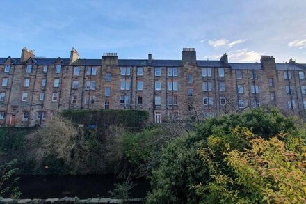 Cosy 1 Bedroom Flat with View of Union Canal